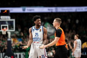 Eurolygos debiutantai pučia raumenis: suviliojo du „Anadolu Efes“ žaidėjus