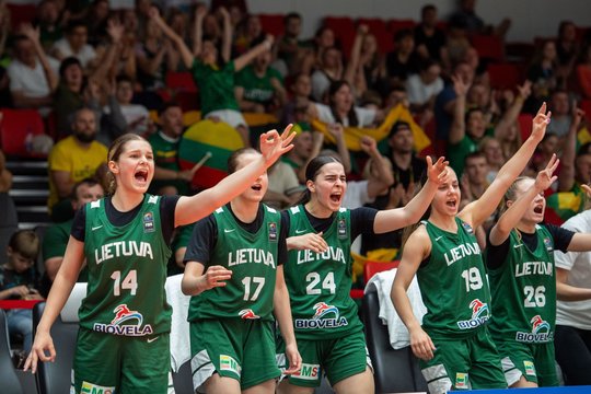 Dar viena pergalė pusšimčiu taškų – jaunosios lietuvaitės vėl sutriuškino varžoves