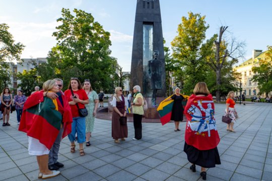 Tautiška giesmė skambėjo ir Vilniaus centre: kadruose – tautiškumu alsuojančios akimirkos