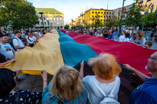 Tautiška giesmė skambėjo ir Vilniaus centre: kadruose – tautiškumu alsuojančios akimirkos