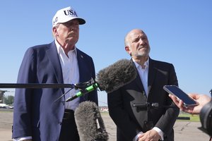 D. Trumpas dar kartą įgėlė E. Muskui: buvusio bendražygio politinę partiją išvadino „absurdiška“