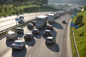 Tarptautinė agentūra Lietuvai siūlo apmokestinti taršius automobilius: įvesti progresinį mokestį