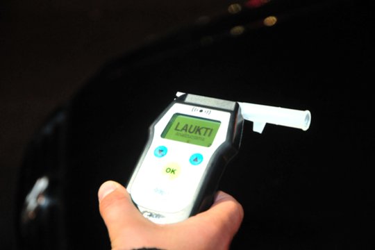 Kauno rajone policijai įkliuvo stipriai girta vairuotoja – įpūtė net 4,36 promilės