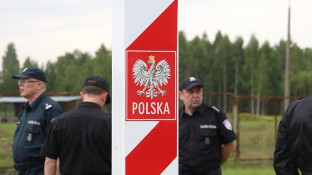 Lenkija atnaujino sienų su Lietuva ir Vokietija kontrolę: labiausiai tikrins šio tipo transporto priemones