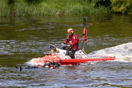 Lazdijų rajone į vėjo spąstus pateko trys irklentininkai: juos gelbėti pasiųsti ugniagesiai strigo spūstyje 