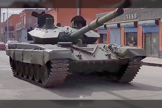 Kinija kuria pigią moderniausio Rusijos naudojamo tanko alternatyvą