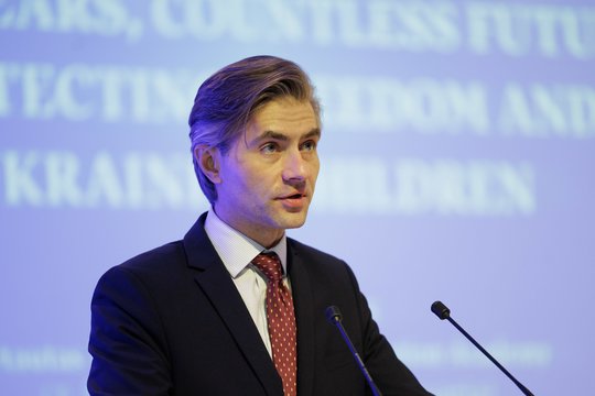 K. Budrys apdovanojo ambasadorių V. Sarapiną ir buvusią garbės konsulę R. Klicius