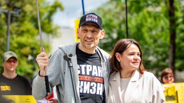 Netikėtai paleidus S. Cichanouskajos vyrą – daugiau klausimų nei atsakymų: ragina D. Trumpą toliau daryti spaudimą