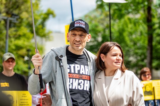 Netikėtai paleidus S. Cichanouskajos vyrą – daugiau klausimų nei atsakymų: ragina D. Trumpą toliau daryti spaudimą