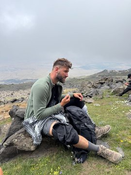 Paralimpietis Rapolas Micevičius nerimsta: su ramentais – į Ararato viršukalnę