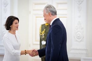 Pasaulio lietuvių bendruomenės pirmininkė apdovanota Švietimo ministerijos garbės ženklu