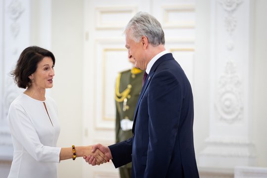 Pasaulio lietuvių bendruomenės pirmininkė apdovanota Švietimo ministerijos garbės ženklu