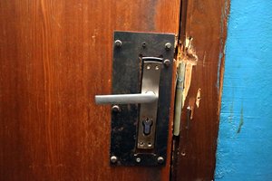 Klaipėdoje vyras remontuojamame bute aptiko į jį įsilaužusią sunkiai apgirtusią kompaniją