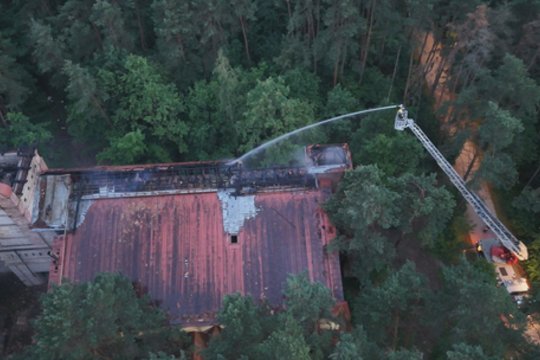 Savaitės pradžia paženklinta liepsnomis: Vilniuje degė „Lazdynų pilis“