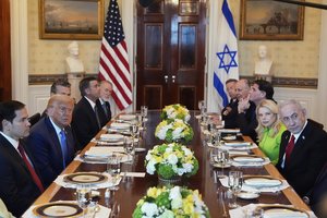 Siekdamas susitarti dėl paliaubų Gazoje, D. Trumpas priėmė B. Netanyahu