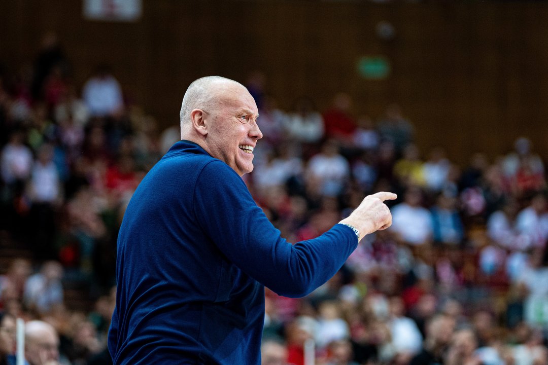 R. Kurtinaitis bedė pirštu į trenerį, kuris rinktinėje pakeis jo asistentą M. Šernių