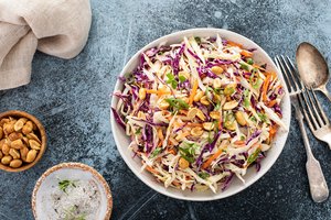 Klasikinės Coleslaw kopūstų salotos – lengvas receptas vasaros pietums