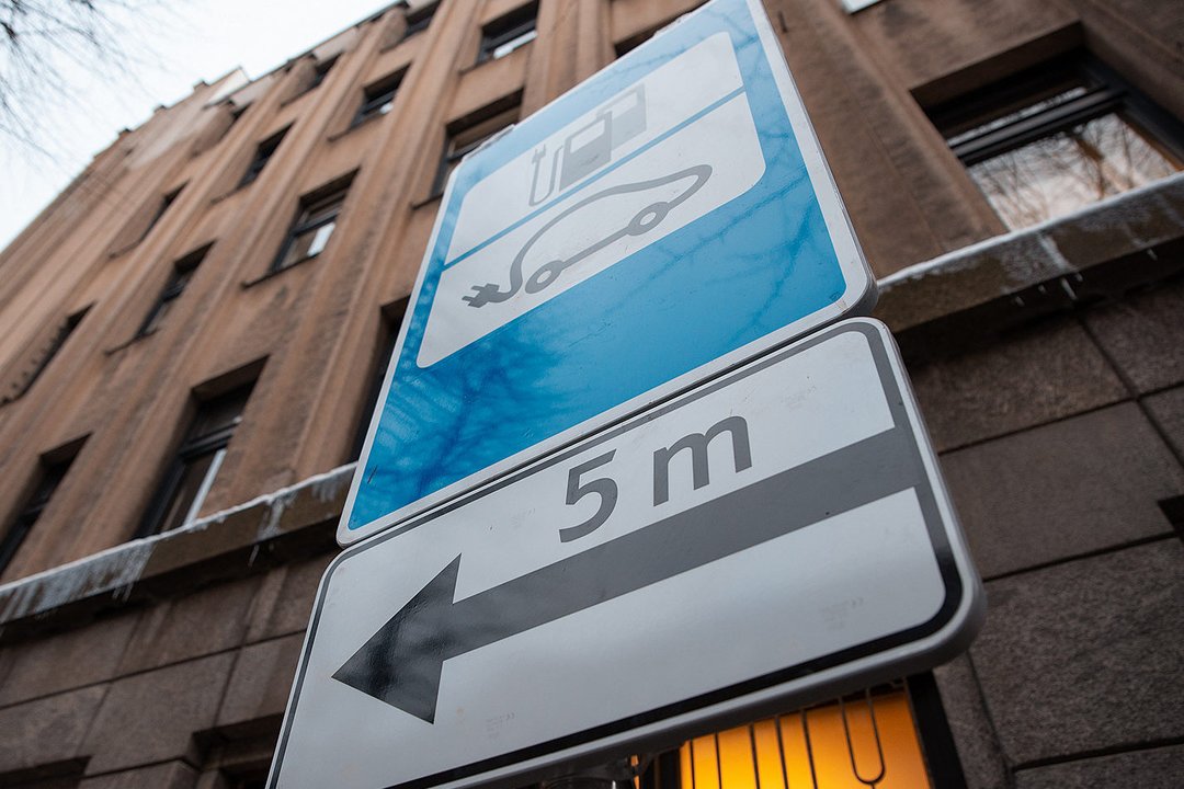 Kaune keičiasi elektromobilių parkavimo taisyklės: kai kuriems už tai teks susimokėti