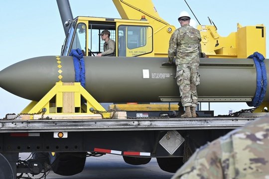 Po smūgio branduoliniams Irano objektams JAV kuria dar galingesnę bunkerių naikinimo bombą