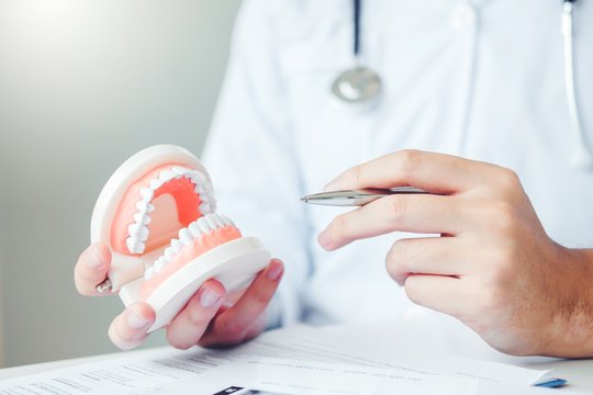 Absurdas: už „per sveikus“ pacientus – kosminė bauda odontologui