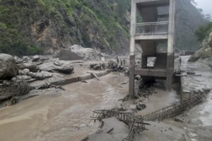 Per potvynius Kinijos ir Nepalo pasienyje žuvo aštuoni žmonės, 31 dingo