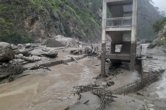 Per potvynius Kinijos ir Nepalo pasienyje žuvo aštuoni žmonės, 31 dingo
