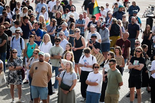 Protestui persikeliant į V. Kudirkos aikštę – raginimai ir epitetai premjerui: „Bailys, bailys, G. Paluckas bailys!“