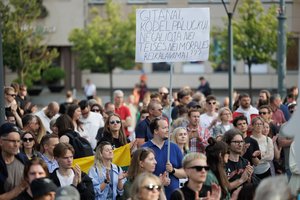 „Paluckas – bailys“: prie Vyriausybės susirinkusi tūkstantinė minia varė premjerą lauk