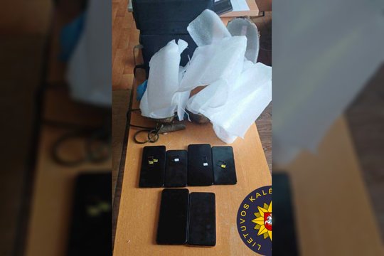 Bandymas permesti draudžiamus daiktus į kalėjimą nepavyko – paketai pateko į pareigūnų rankas