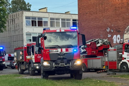 Šančiuose – gausios ugniagesių pajėgos: degė apleistas pastatas