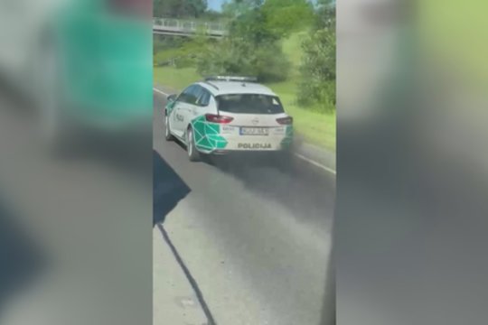 Užfiksuotas policijos patrulių automobilis sukėlė aršias diskusijas: vieniems raginant atimti TA, kiti stojo ginti 