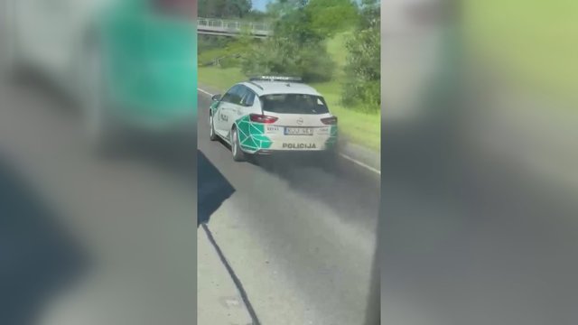 Užfiksuotas policijos patrulių automobilis sukėlė aršias diskusijas: vieniems raginant atimti TA, kiti stojo ginti 