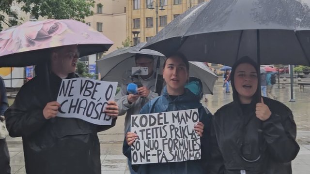Nepaisant lietingo oro – gausus būrys abiturientų atvyko į Vilnių: „Klaidos jūsų, taškai – mūsų“