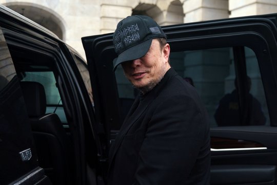 E. Musko pokalbių robotas socialinėje žiniasklaidoje šlovino A. Hitlerį