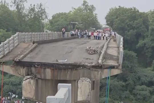 Tragedija Indijos vakaruose: sugriuvus tiltui, į upę nugarmėjo juo važiavę automobiliai