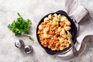 Makaronai su malta mėsa ir sūriu – sotus, paprastas ir šeimos pamėgtas patiekalas