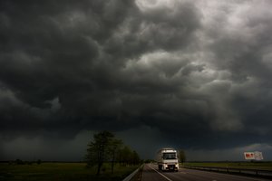 Įspėja apie vėl laukiančias liūtis ir užsimena, kada orai taisysis