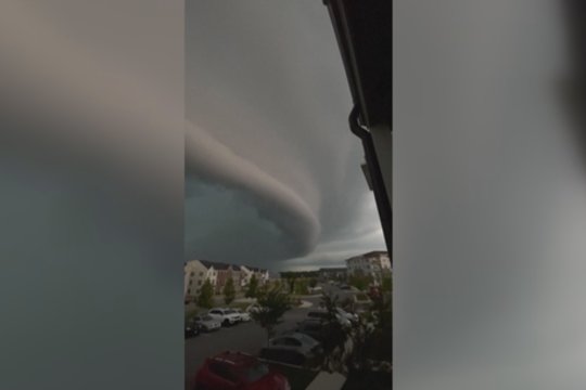 JAV užfiksuoti įspūdingi vaizdai: pastebėti susidarę šelfiniai debesys