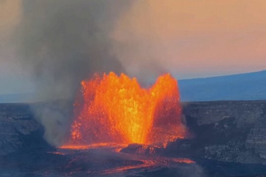 Havajuose išsiveržė Kilauėjos ugnikalnis: lavos fontanai siekė kone 365 metrų