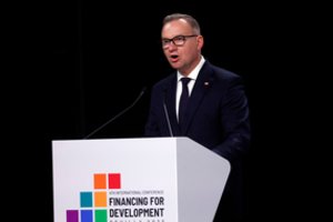 A. Duda pratrūko viešai: grasina uždaryti Ukrainai gyvybiškai svarbų oro uostą