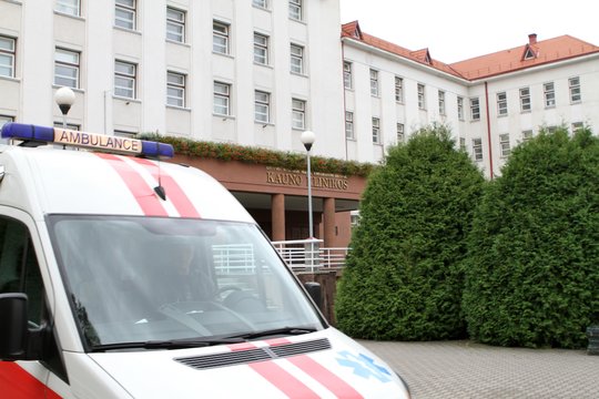 Prienuose automobilis parbloškė per pėsčiųjų perėją ėjusią moterį