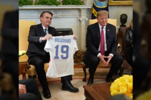 Aštrėja Brazilijos ir D. Trumpo kivirčas dėl J. Bolsonaro baudžiamojo persekiojimo: grasina dideliais muitais