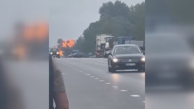 Nufilmavo, kas dėjosi po susišaudymo Alytaus rajone: liepsnoja automobiliai, vienas – policijos 