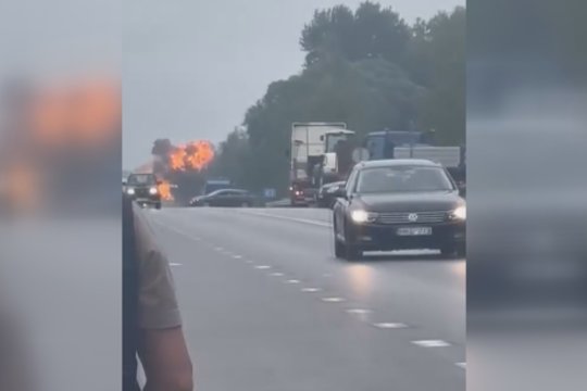 Nufilmavo, kas dėjosi po susišaudymo Alytaus rajone: liepsnoja automobiliai, vienas – policijos 