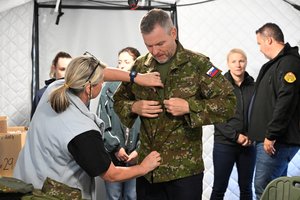 Slovakijos prezidentas dalyvauja armijos rezervistų mokymuose, kad pastiprintų karių gretas