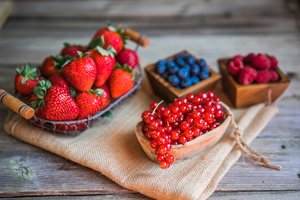 Valgote daug vaisių ir uogų? Vaistininkė įspėja dėl trijų dažnų klaidų vasarą