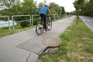 Dviratininkų kantrybė eina į pabaigą: buvo pažadėta, kad iki birželio duobių neliks