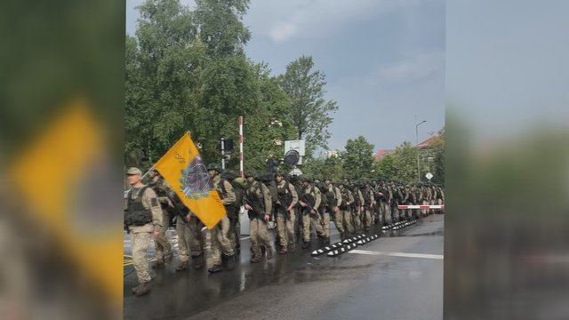 Aplodismentais pasitikti Lietuvos karo akademijos kariūnai: įveikė dvi savaites išbandymų ir 30 kilometrų žygį