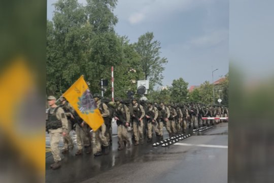 Aplodismentais pasitikti Lietuvos karo akademijos kariūnai: įveikė dvi savaites išbandymų ir 30 kilometrų žygį