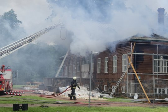 Šalčininkų rajone užsidegė Vilkiškių dvaras: nufilmavo liepsnų padarinius